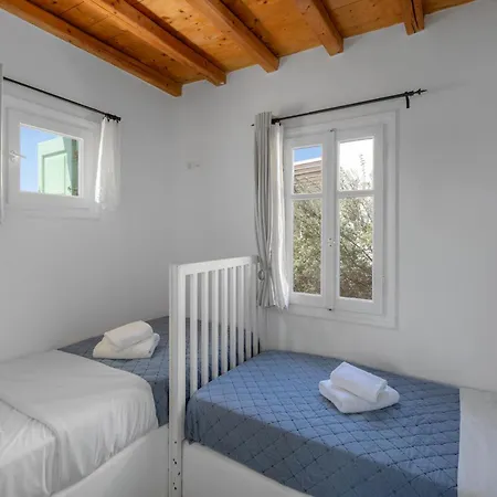 Oneiro House Serifos Town